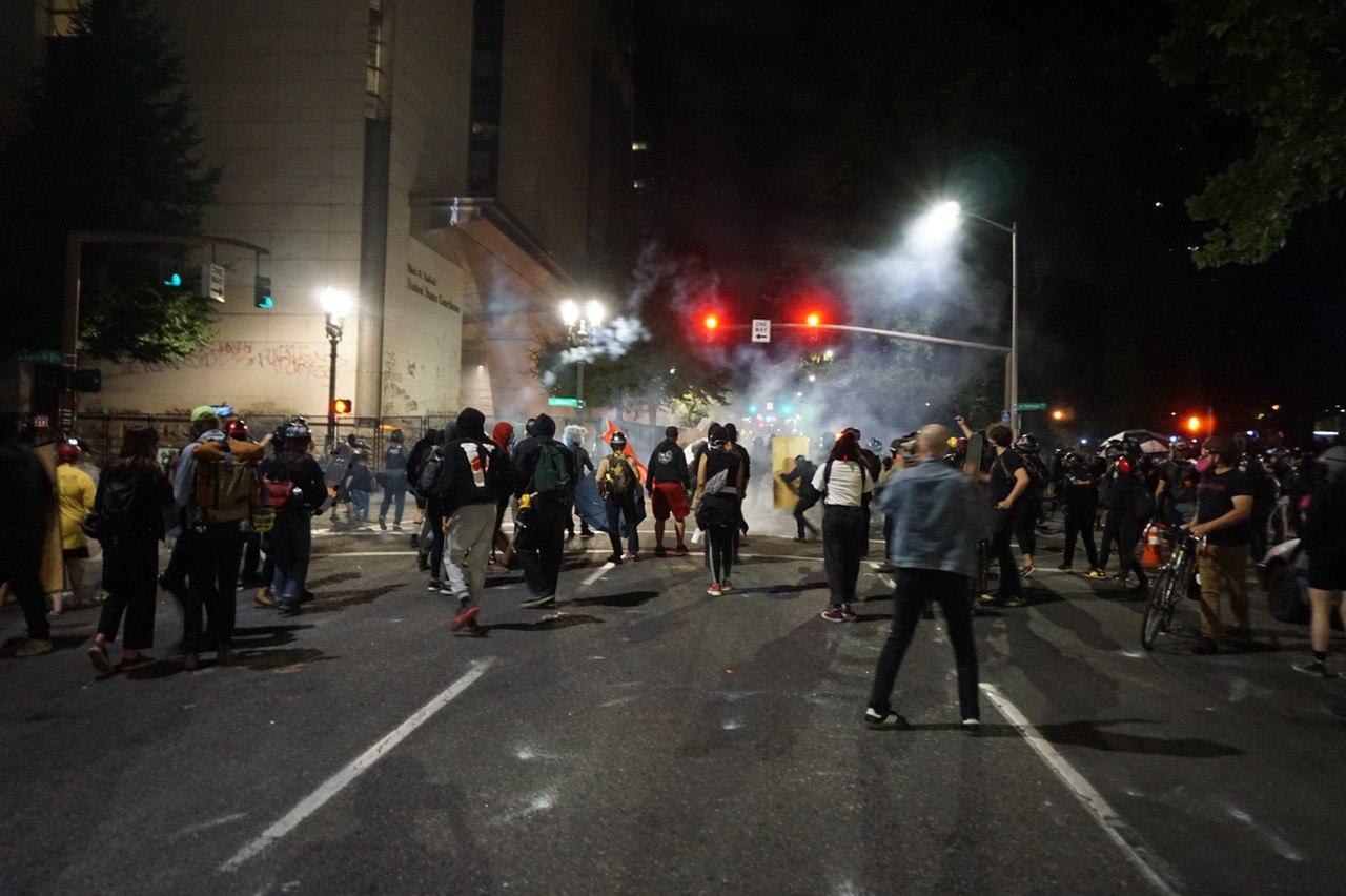 В Портленде протестующие штурмуют здание суда dqxikeidqxiqqeant