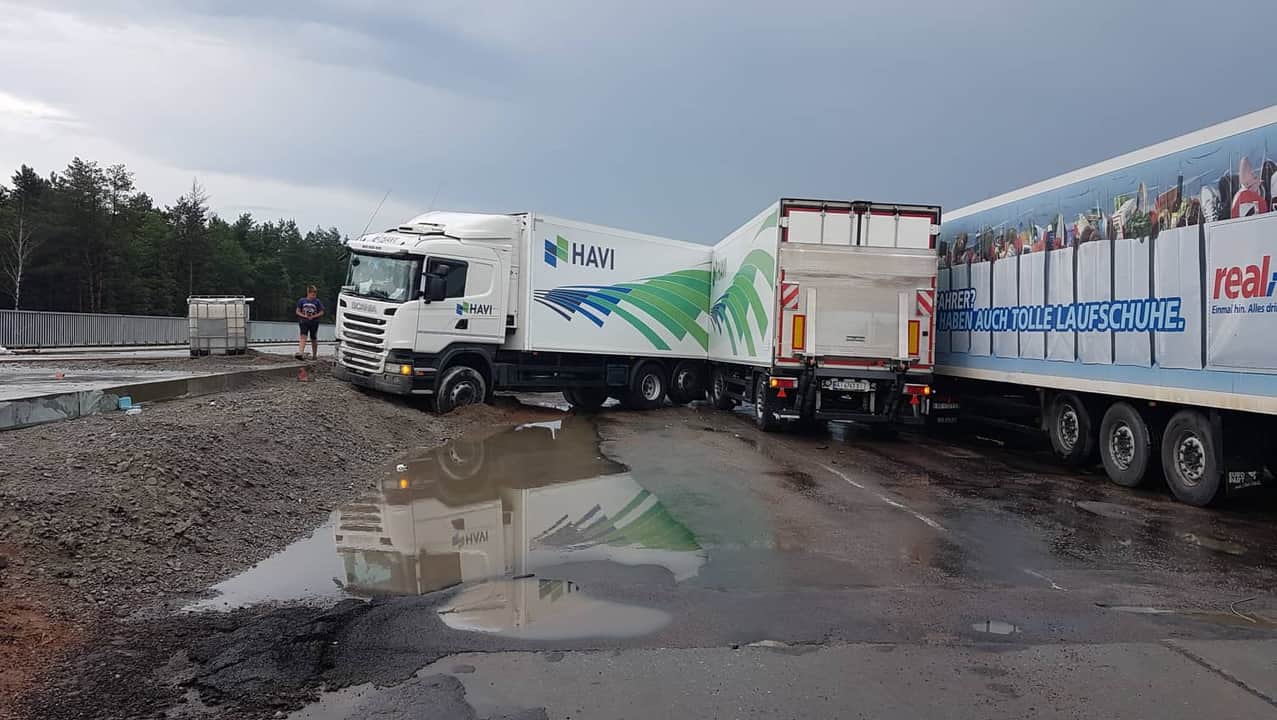 Под Житомиром фура устроила пробку на трассе "Киев - Чоп". Фото: Олег Вовчук dqxikeidqxitkant