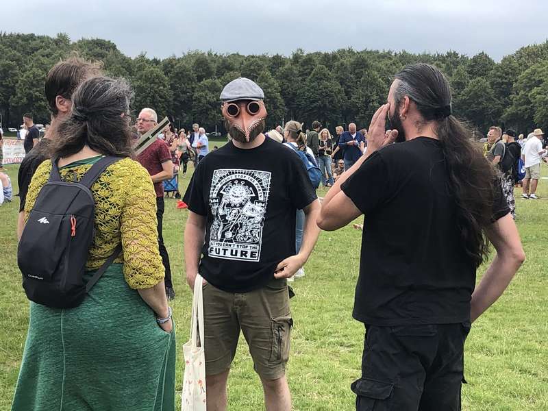 Протест против карантина в Нидерландах. Фото: Twitter / @sanderknura dqxikeidqxitkant