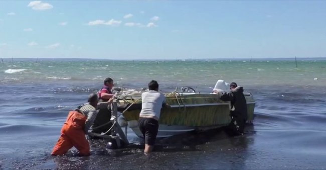 Оккупанты вытащили из Керченского пролива бронемашину, затонувшую больше недели назад 01 Оккупанты вытащили из Керченского пролива бронемашину, затонувшую больше недели назад 01 dqxikeidqxiqqeant