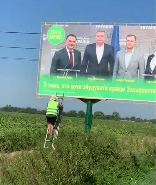 Мужчина доклеил на плакат "потерявшуюся" запятую dqxikeidqxitkant