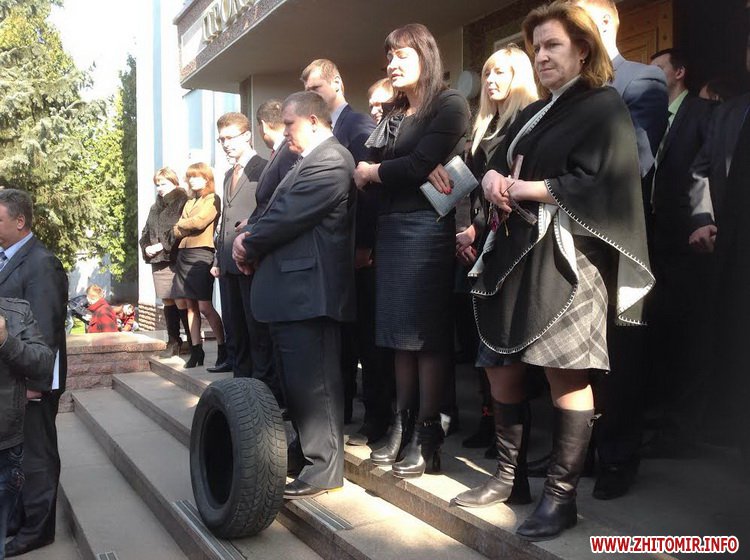 Житомир.info: У Житомирі люди пікетують обласну прокуратуру і готові в будь-який момент запалити шини Житомир.info: У Житомирі люди пікетують обласну прокуратуру і готові в будь-який момент запалити шини