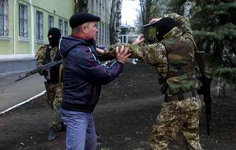 «Сторонник федерализации» (справа) разговаривает с жителем Краматорска (фото Илья Питалев/Ъ) Від користувача Твітера @adagamov dqxikeidqxiqqeant