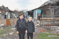 Анна с сыном у руин дома. Её семья чудом осталась в живых. dqxikeidqxitkant