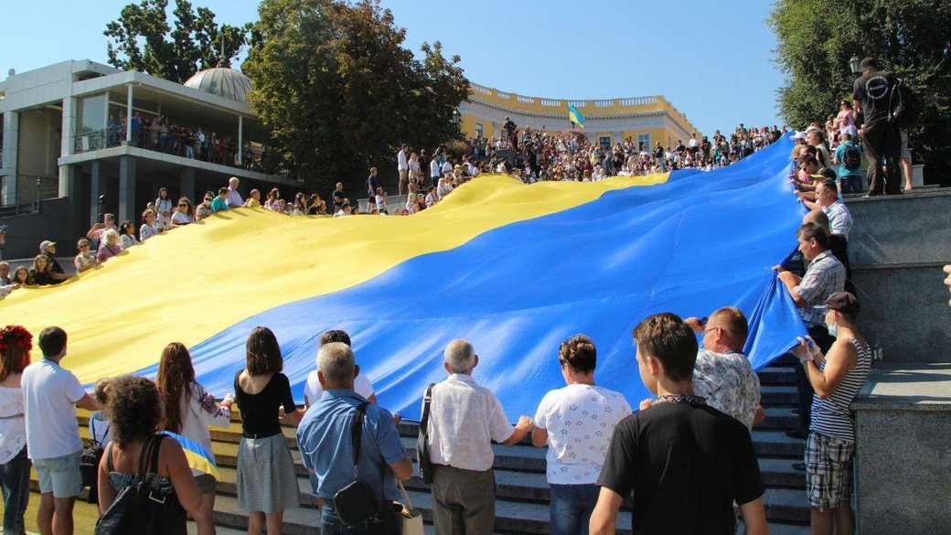 29 років незалежності: в Одесі Потьомкінськими сходами підняли 29-метровий стяг України dqxikeidqxitkant