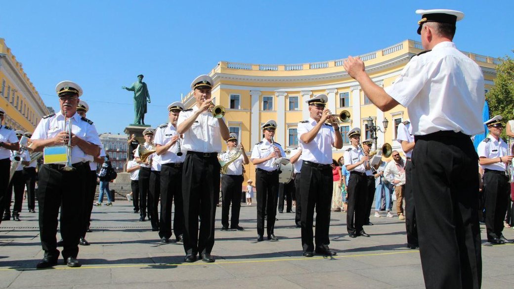 29 років незалежності: в Одесі Потьомкінськими сходами підняли 29-метровий стяг України