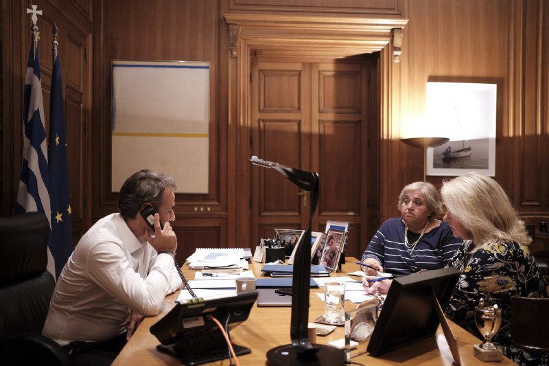 Мицотакис поговорил с Трампом по специальному телефону dqxikeidqxiqqeant