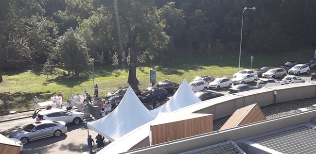 Активисты пикетируют съезд Слуги народа: Зеленский, выйди к людям 02 Активисты пикетируют съезд Слуги народа: Зеленский, выйди к людям 02