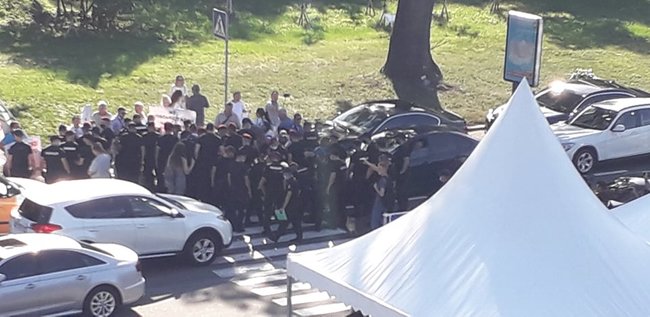 Активисты пикетируют съезд Слуги народа: Зеленский, выйди к людям 05 Активисты пикетируют съезд Слуги народа: Зеленский, выйди к людям 05