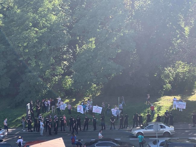 Активисты пикетируют съезд Слуги народа: Зеленский, выйди к людям 07 Активисты пикетируют съезд Слуги народа: Зеленский, выйди к людям 07