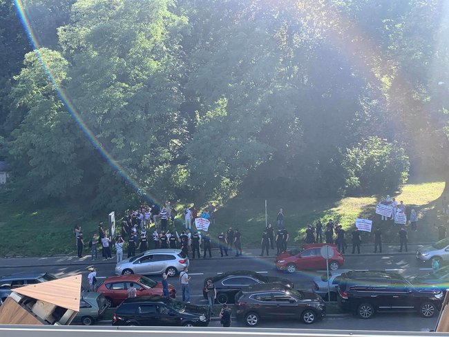 Активисты пикетируют съезд Слуги народа: Зеленский, выйди к людям 08 Активисты пикетируют съезд Слуги народа: Зеленский, выйди к людям 08