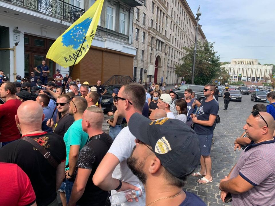 В Киеве митингующие требуют снизить стоимость растаможки «евроблях» В Киеве митингующие требуют снизить стоимость растаможки «евроблях» dqxikeidqxitkant