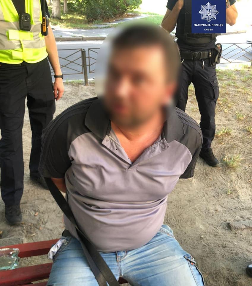 В Киеве мужчина угрожал сотрудникам банка dqxikeidqxitkant