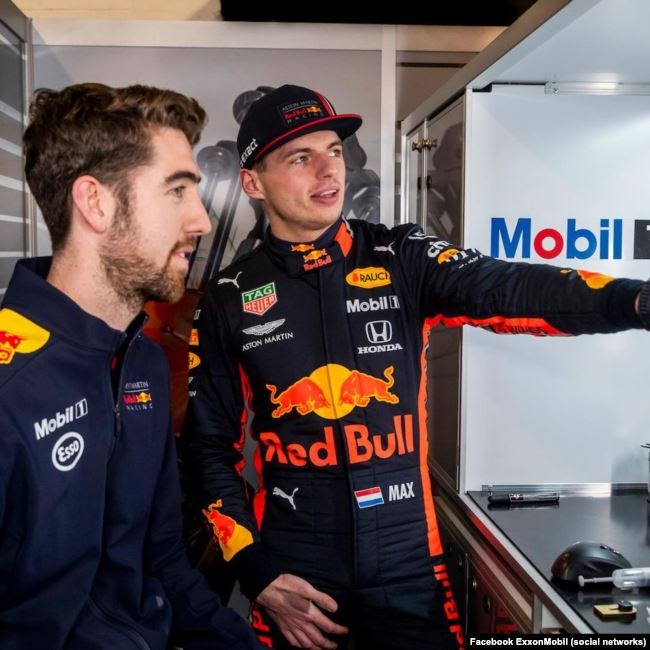 ExxonMobil – одна з найбільших нафтових корпорацій у світі. Рекламу їхнього мастила, серед іншого, можна побачити під час автоперегонів