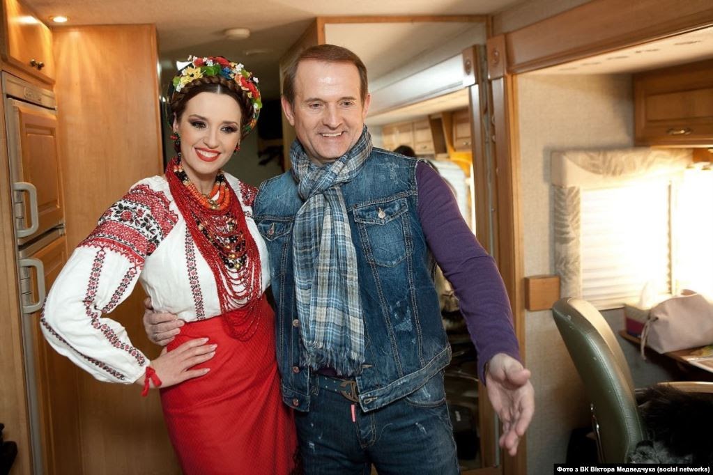 У 2018 році «Схеми» розповіли, що Оксана Марченко – власниця нафтового бізнесу в Росії, що згодом підтвердив і сам Медведчук, додавши, що управляє цим бізнесом він