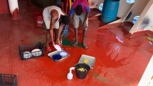 Трое мигрантов бросились с судна в воду