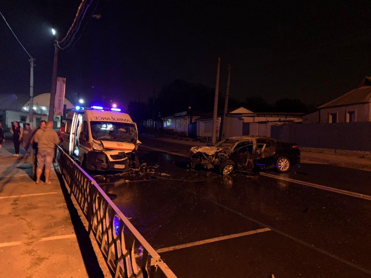 Легковушка вылетела на встречную полосу.