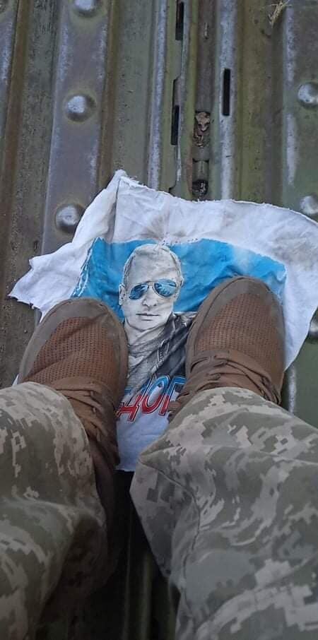 Воины ВСУ уничтожили пропагандистский сувенир.