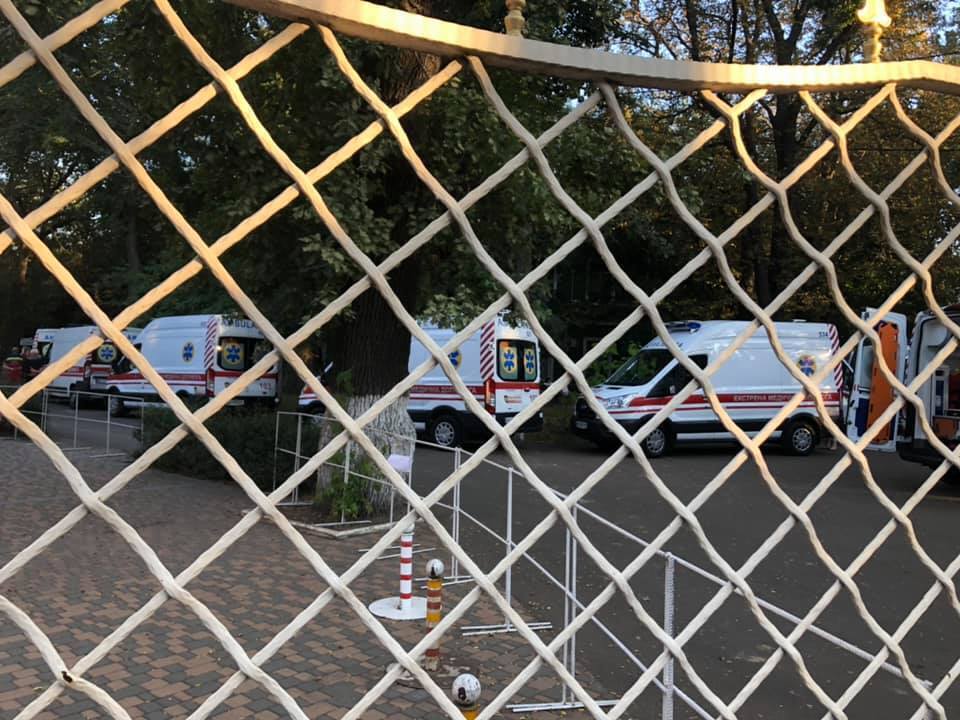 Очередь скорых под одесской городской больницей. dqxikeidqxiqqeant