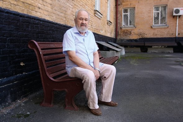 В’ячеслав БРЮХОВЕЦЬКИЙ, 73 роки, літературознавець, почесний президент Національного університету ”Києво-Могилянська академія”. Народився 14 липня 1947-го у місті Дзауджикау Північно-Осетинської автономної республіки СРСР. Закінчив Смілянський технікум харчової промисловості на Черкащині, за фахом – технік-механік. Працював котельником на тамтешньому машинобудівному заводі, слюсарем-котельником на одеському заводі ”Продмаш”, слюсарем на Черкаському заводі хімреактивів. Закінчив факультет журналістики Київського державного університету імені Тараса Шевченка, аспірантуру Київського державного інституту культури імені Олександра Корнійчука. Працював журналістом, завідувачем відділу критики в газеті ”Літературна Україна”, очолював відділ теорії літератури Інституту літератури імені Тараса Шевченка НАН України. Викладав українську літературу в Ратґерському університеті у США та Манітобському університеті в Канаді. Член Спілки письменників України, доктор філологічних наук, кандидат педагогічних наук. Один із засновників Народного руху України й Ініціативної групи ”Першого грудня” – об’єднання інтелектуалів, громадських діячів. Ініціатор відродження Києво-Могилянської академії, 16 років був її ректором і президентом, із 2007-го – почесний президент Національного університету ”Києво-Могилянська академія”. Любить готувати. ”В Америці зварив холодець на Різдво в сім’ї українців-емігрантів. Вони такого не готували. Холестерину багато, казали. З’їли все”. Улюблені твори – повісті ”Старий і море” американського письменника Ернеста Гемінґвея та ”Один день Івана Денисовича” російського письменника Олександра Солженіцина. Дружина – Лариса, кінокритик. Дочка Оксана, 47 років – художниця, куратор виставок, 44-річна Ольга – кандидат філософських наук, кінознавець. Є онука 16-річна Меланія dqxikeidqxitkant