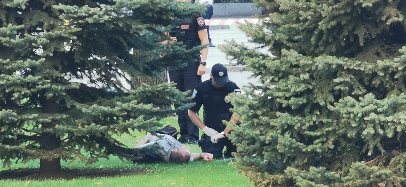 В Днепре мужчина вонзил себе в живот нож. dqxikeidqxitkant