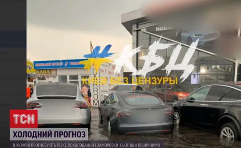 В Киеве ливень затопил паркинг с электромобилями.
