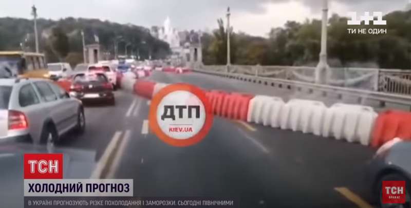 На мосту Патона ветер двинул ограждение между полосами.