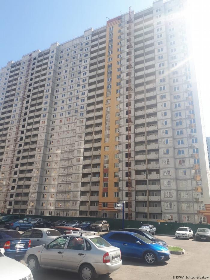 Ukraine - nicht fertiggebaute Häuser in Kiew dqxikeidqxitkant