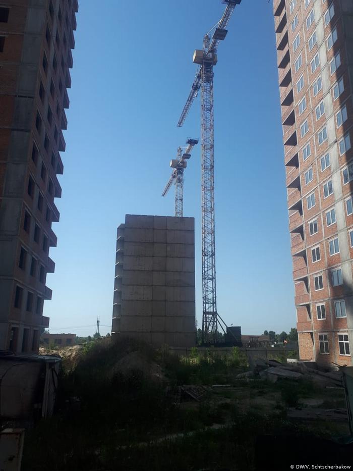 Ukraine - nicht fertiggebaute Häuser in Kiew