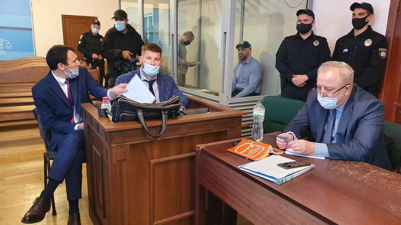 Мангер сидить у скляному боксі Мангер сидить у скляному боксі dqxikeidqxitkant