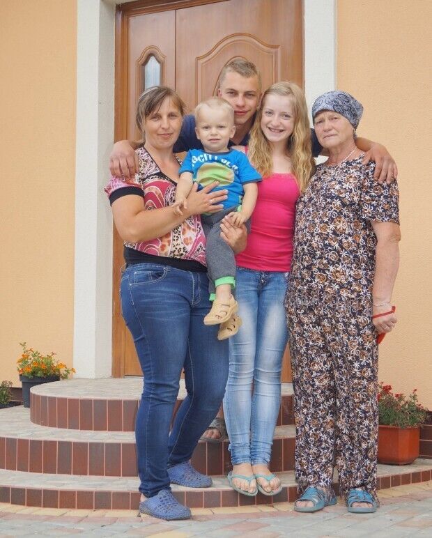 Погибший Евгений с мамой, сестрой, братиком и бабушкой.