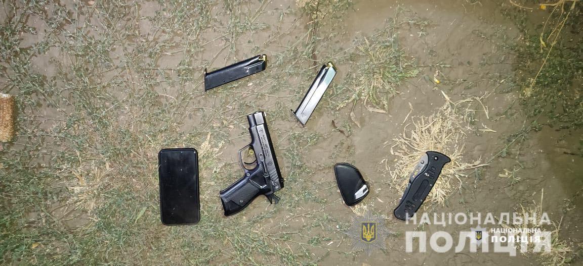 Преступники приехали собирать урожай с пистолетами.