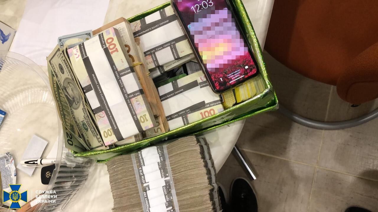 Большие наличные суммы организаторы сделки сложили в коробки.