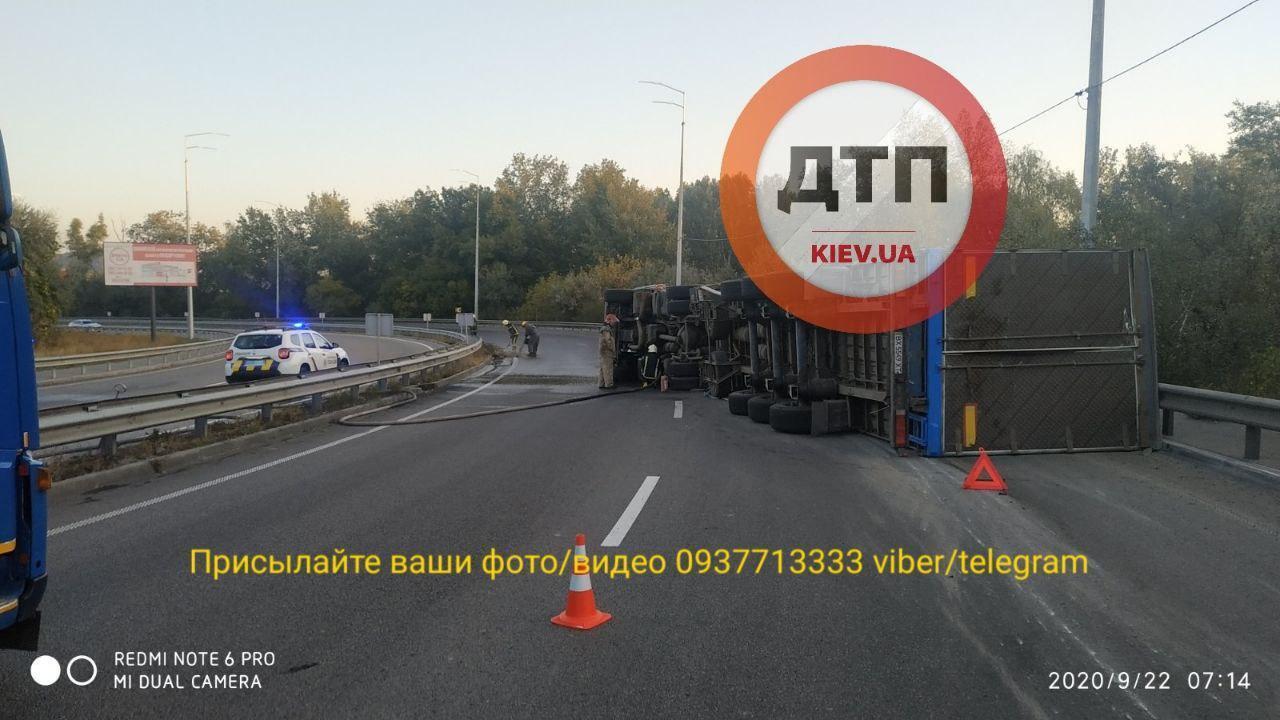 Фура перевернулась.