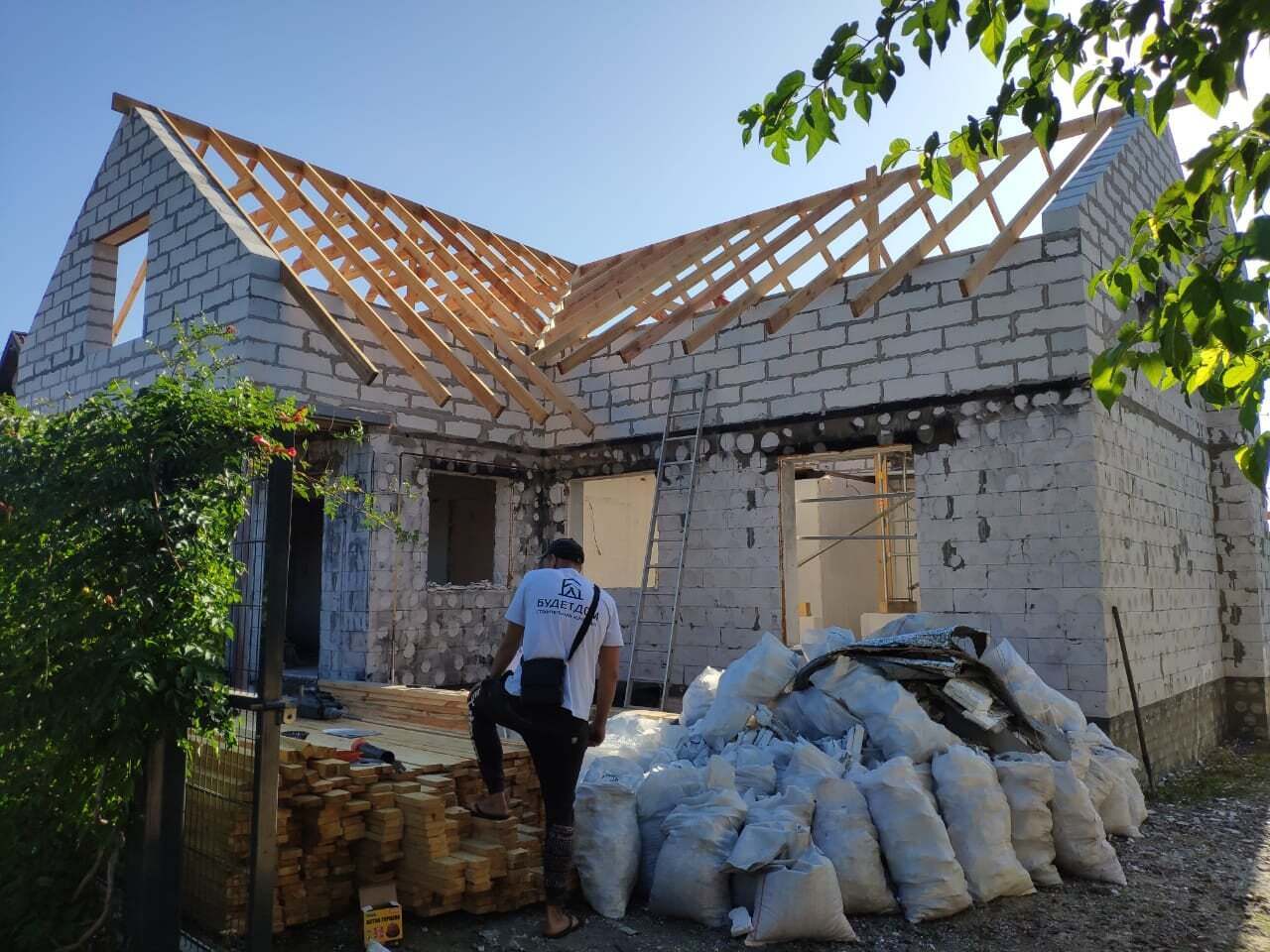 Активист восстанавливает сгоревший дом.