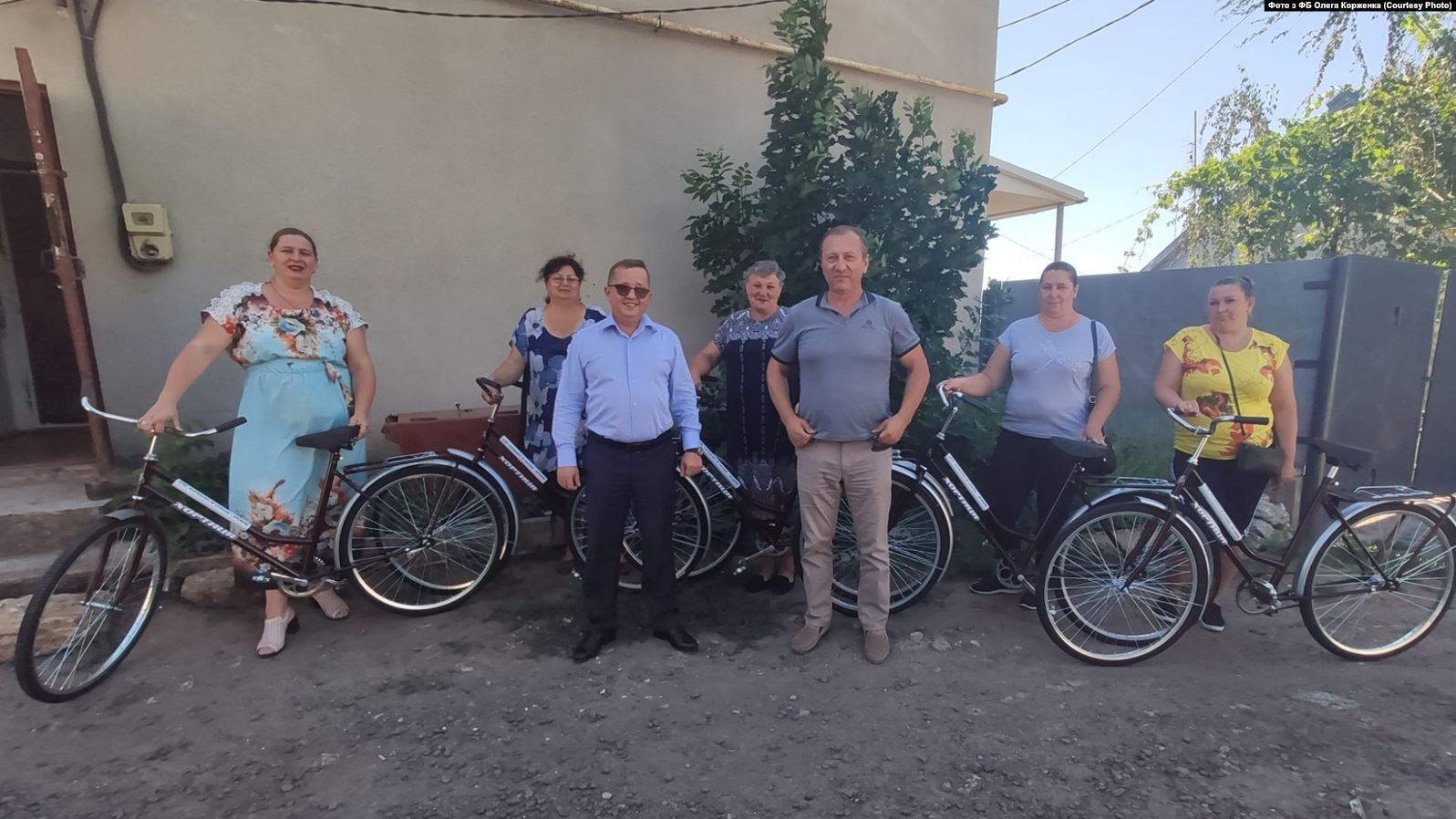 Корженко вручил велосипеды.