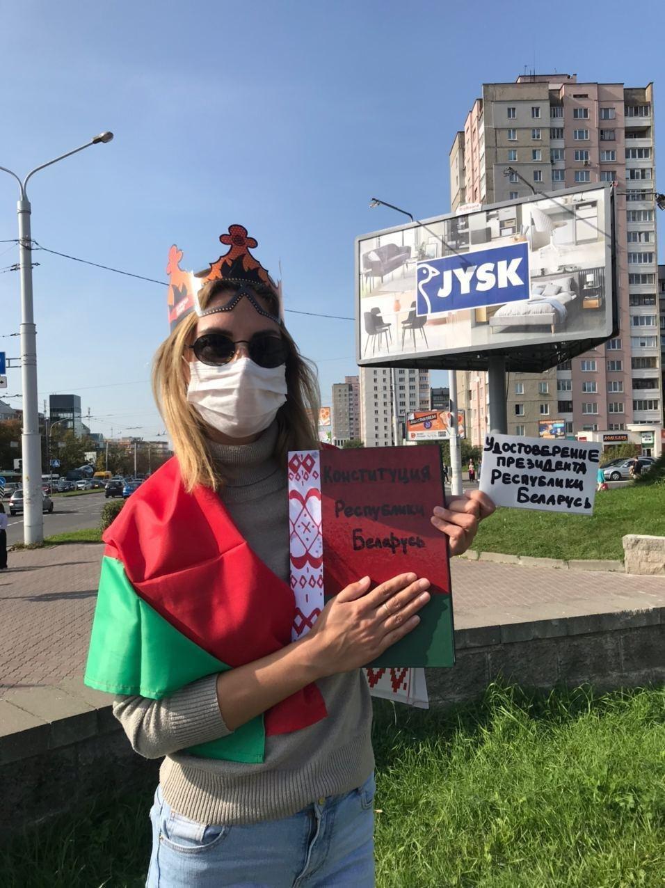 Девушки вышли на улицы в коронах.