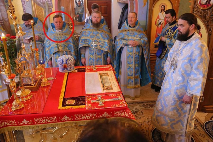 В Горловке поп УПЦ МП позировал на танке "ДНР": фотофакт - фото 1 dqxikeidqxiqqeant