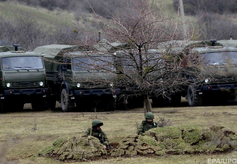 Базу окружили российские Уралы