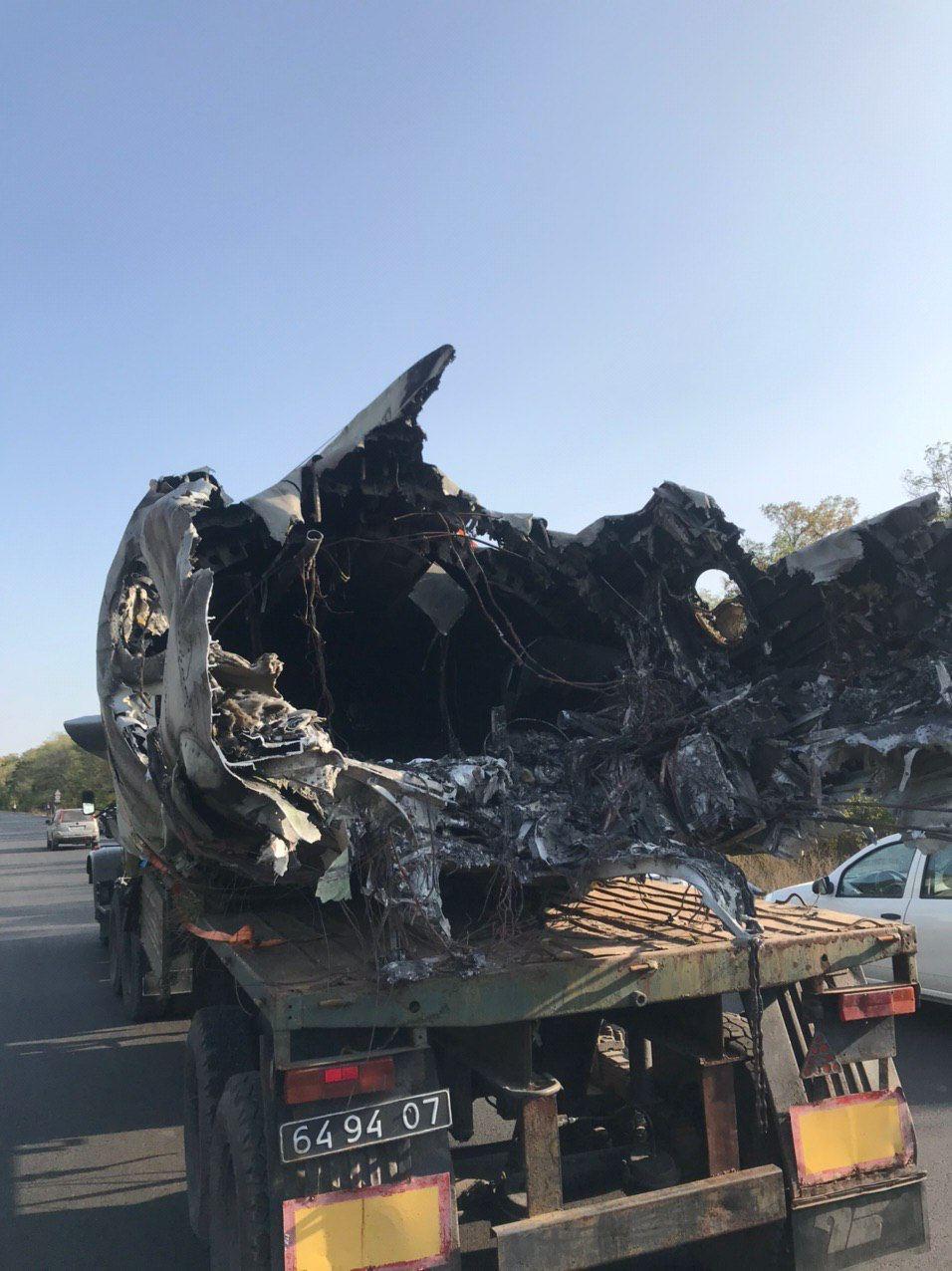 Обломки разбившегося в Чугуеве АН-26 транспортируют в воинскую часть Харькова. Скриншот: Украина 24 dqxikeidqxiqqeant