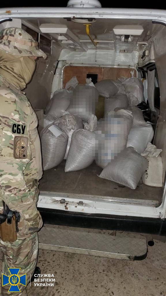 СБУ вилучила майже тонну бурштину, який везли в Азію. ФОТО dqxikeidqxiqqeant