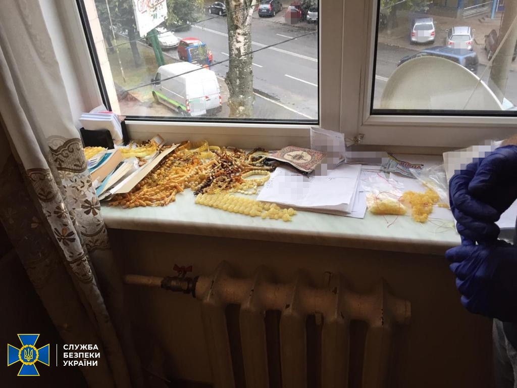 СБУ вилучила майже тонну бурштину, який везли в Азію. ФОТО