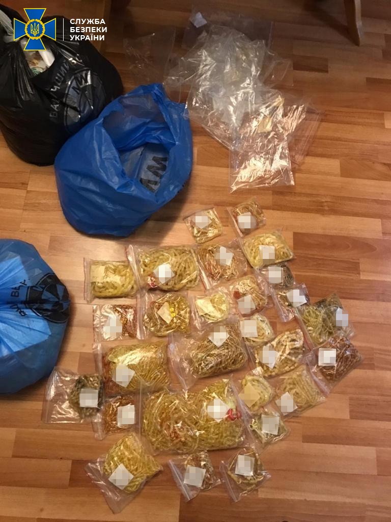 СБУ вилучила майже тонну бурштину, який везли в Азію. ФОТО