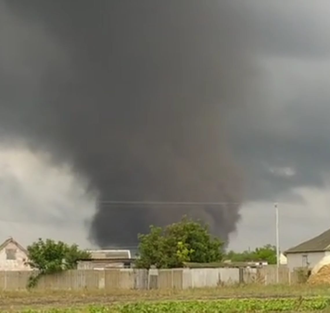 Торнадо накрыло населенный пункт.