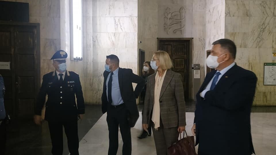 Денисова и Аваков прибыли на суд