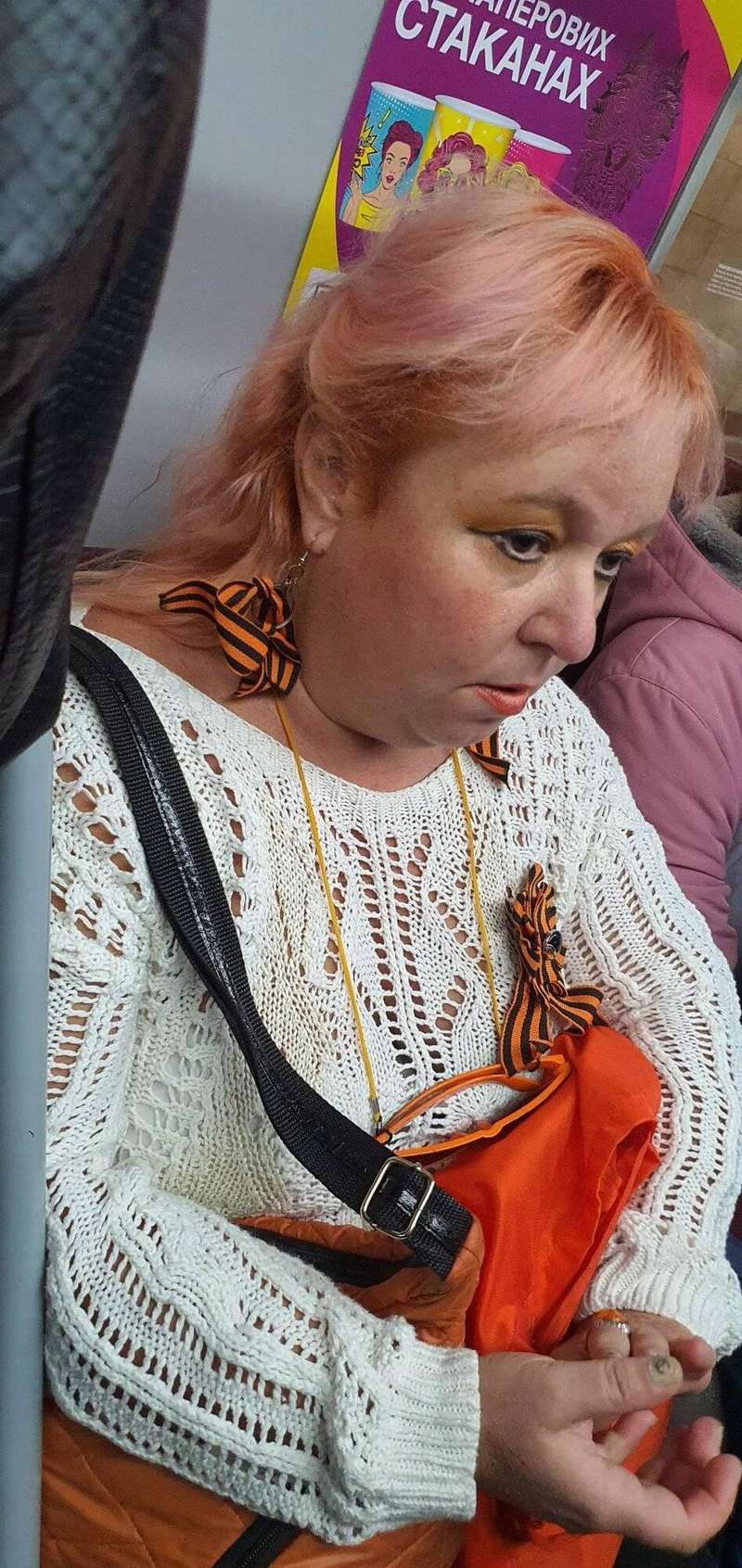 Женщина надела на себя георгиевские ленты, несмотря на запрет.