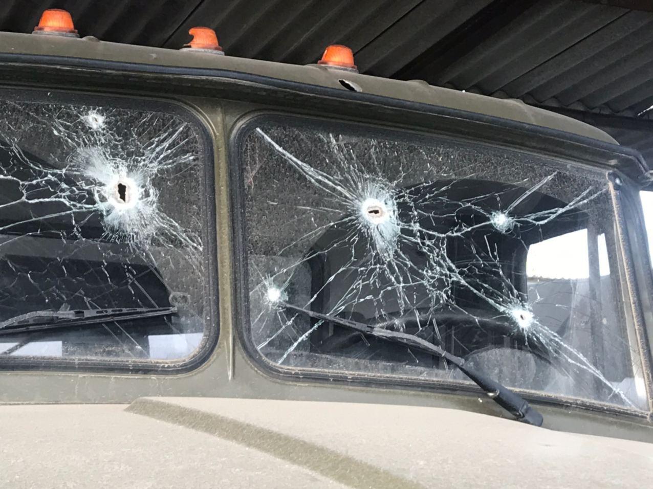 На стеклах видно следы обстрелов.