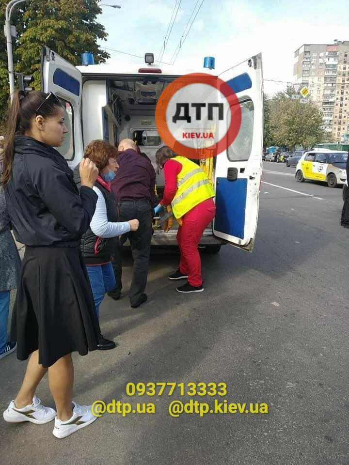 На месте работают скорые и спасатели