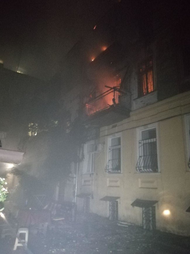 Дом горел в Одессе, девушку госпитализировали в тяжелом состоянии 01 dqxikeidqxiqqeant