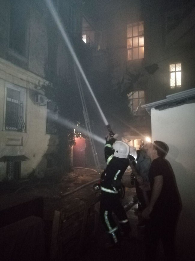 Дом горел в Одессе, девушку госпитализировали в тяжелом состоянии 04